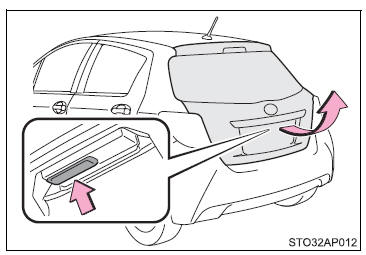 Abrir a porta da retaguarda a partir do exterior do veículo (veículos com sistema de chave inteligente para entrada e arranque)