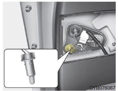 Substituição da lâmpada da luz traseira (interior)