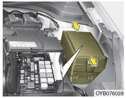Substituição no painel de fusíveis do compartimento do motor