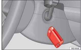 À direita da coluna de direção: arranque de emergência.