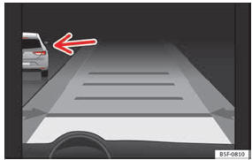 No ecrã do painel de instrumentos: ACC ativo, veículo detetado pela esquerda