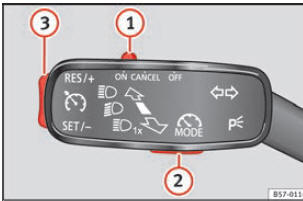 À esquerda da coluna de direção: comando e teclas para utilizar o regulador de velocidade.