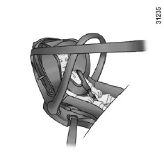 Cadeiras para criança instalada de costas para a dianteira do veículo