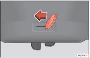 Abertura de emergência da porta da mala.