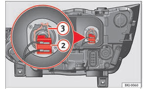 No compartimento do motor: lâmpada de luz de médios.